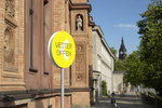 Freunde Kunsthalle Hamburg - Gründungsbau und Hubertus-Wald-Forum - gelbes Hinweisschild 'weiter offen'  2