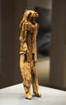 Löwenmensch (älteste Mensch-/Tierfigur der Welt. 35.000 Jahre alt) - Holzfigur in Vitrine 