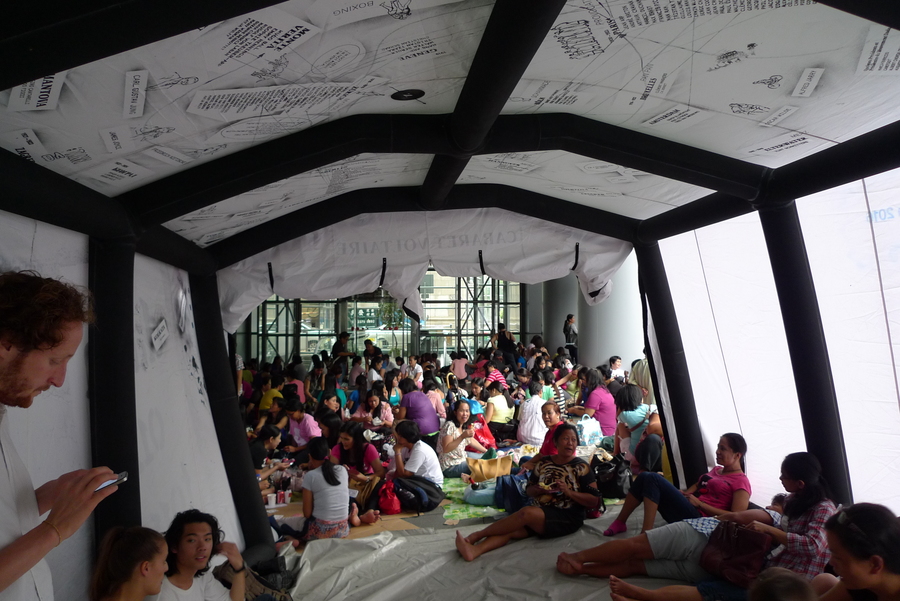 Cabaret Voltaire_Dada in Tour_ Hong Kong_ Menschen im Zelt