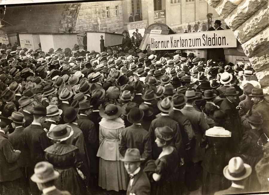 Zuschauermassen am Eingang des Deutschen Stadions vor einem Fußballspiel, 3. Mai 1931 © Archiv Hertha BSC