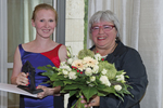 Die Preisträgerin des 9. Robert-Jacobsen-Preises, Alicija Kwade (links) bei der Preisverleihung im Jahr 2011 mit C. Sylvia Weber, Direktorin der Sammlung Würth