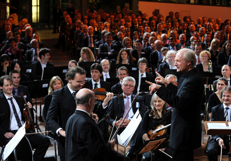 Prof. Gernot Schulz auf dem KulturInvest-Kongress - dirigiert Orchester