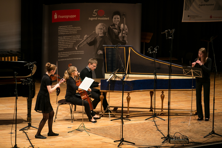 Preisträger des „Sparkassen-Sonderpreises für Familienensembles“ beim Abschlusskonzert des Bundeswettbewerbs „Jugend musiziert“ (2013 in Nürnberg)