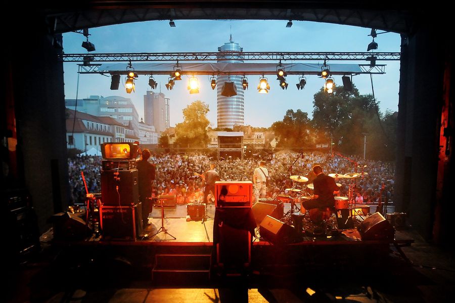 Blick von der Bühne Kulturarena Jena inkl. Festivalatmosphäre