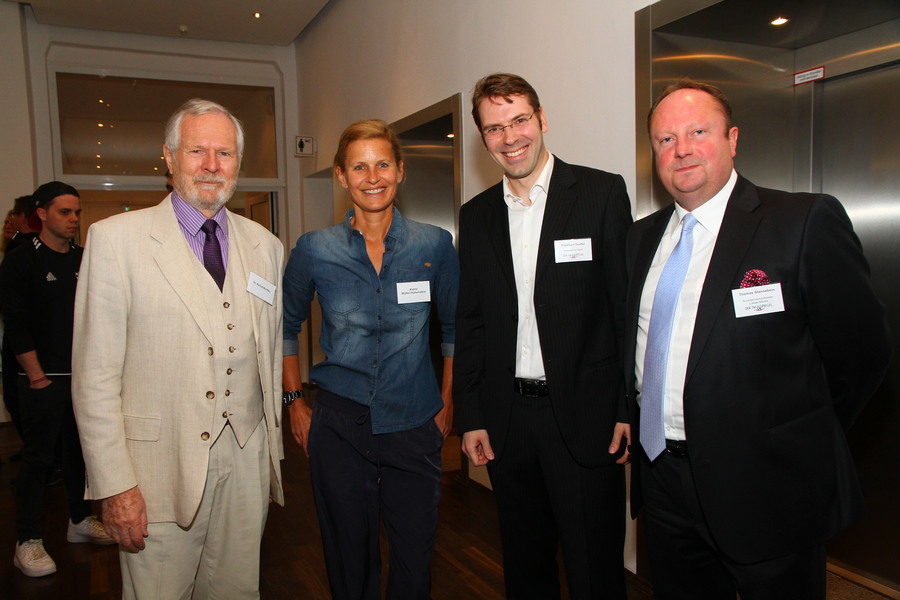 Katrin Müller-Hohenstein und Dr. Bernd Wulffen mit Ressortleiter Friedhard Teuffel und Thomas Stannebein (Anzeigenleitung Lokale Märkte)